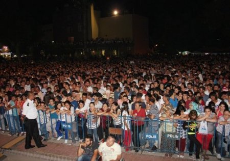 Sertap Erener, sahneye 1 saat geç çıkınca protesto edildi