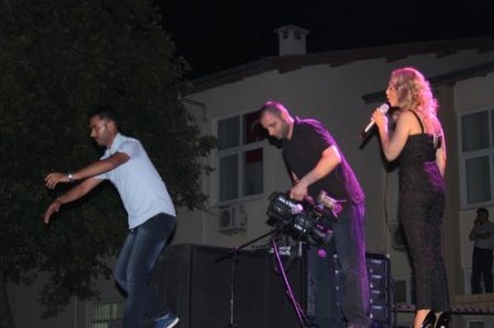 Sertap Erener, sahneye 1 saat geç çıkınca protesto edildi