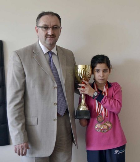 Servergazi Ortaokulu öğrencisi üç stilde Türkiye yüzme şampiyonu oldu