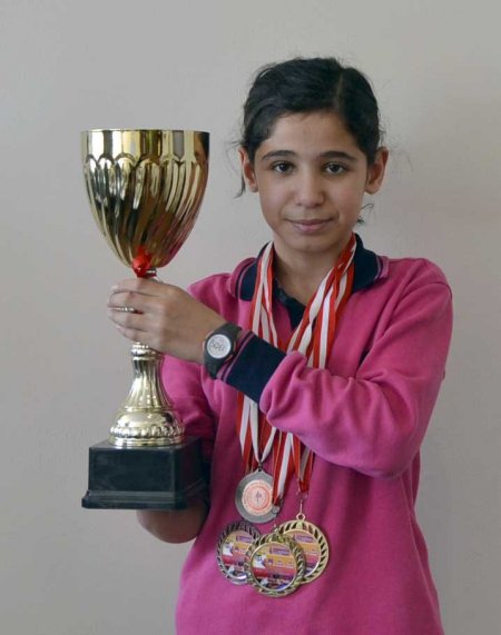 Servergazi Ortaokulu öğrencisi üç stilde Türkiye yüzme şampiyonu oldu