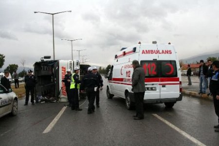 Servis Aracı Kaza Yaptı, 13 Kişi Yaralandı