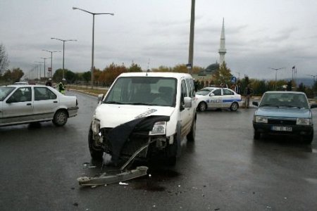 Servis Aracı Kaza Yaptı, 13 Kişi Yaralandı