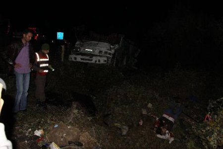 Servis Aracı Şarampole Yuvarlandı: 1 Ölü, 13 Yaralı