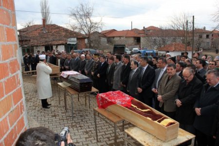 Servis Kazasında Ölen Üç Öğrenci Toprağa Verildi