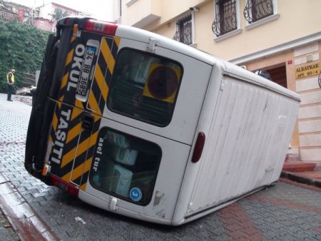 Servis minibüsü devrildi, 10 öğrenci ölümden döndü