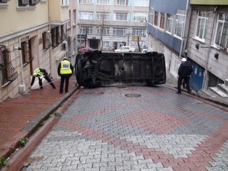 Servis minibüsü devrildi, 10 öğrenci ölümden döndü