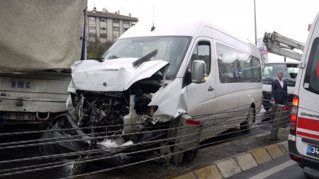 Servis minibüsü kaza yaptı: 6 yaralı