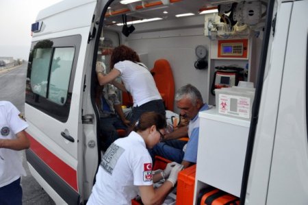 Servis Minibüsü Otomobille Çarpıştı: 5 Yaralı