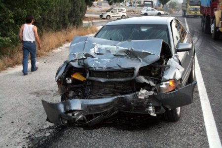 Servis Minibüsü Otomobille Çarpıştı: 5 Yaralı