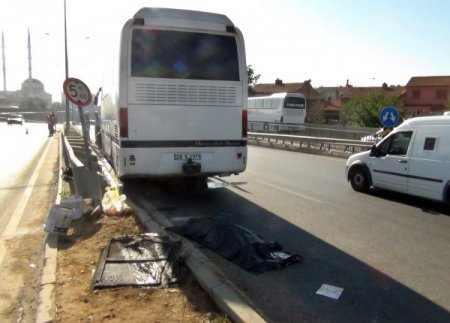 Servis otobüsünün altında kalan şahıs öldü