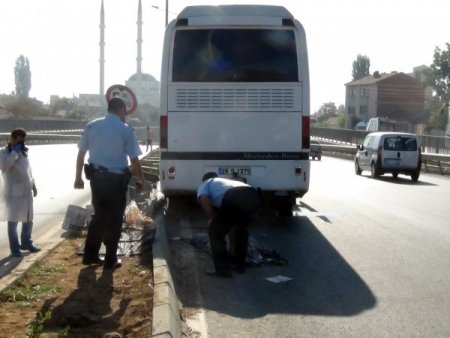 Servis otobüsünün altında kalan şahıs öldü