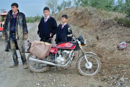 Servise motosikletle yetişmeye çalışan öğrenciler kaza yaptı