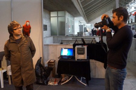 Sevdiğinize yılbaşı hediyesi: Papağanla fotoğraf çektirmek 5 TL