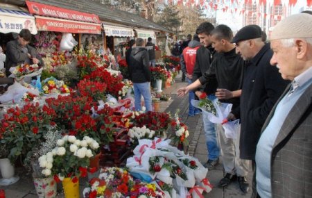 Sevenler, sabahın erken saatinde çiçekçilerin yolunu tuttu