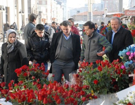 Sevenler, sabahın erken saatinde çiçekçilerin yolunu tuttu