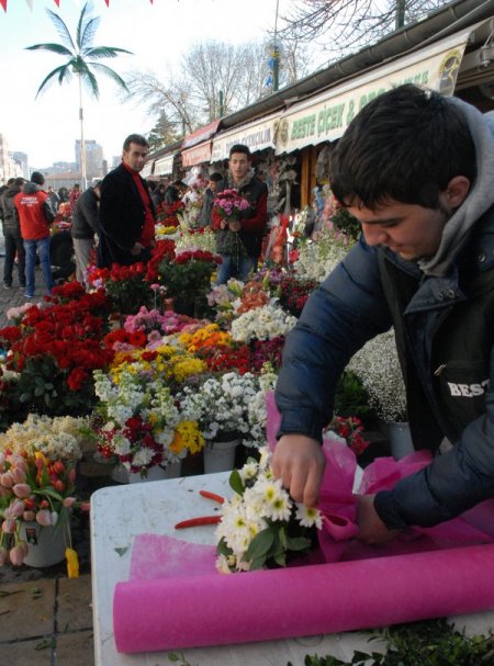 Sevenler, sabahın erken saatinde çiçekçilerin yolunu tuttu