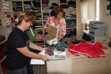 Sevgi Çemberi, ihtiyaç sahibi ailelere yardım elini uzattı