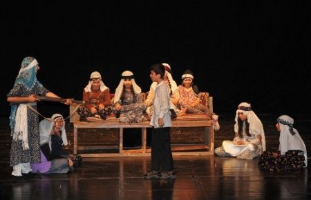 Sevgi Çocukları, 'Töre'yi tiyatroyla anlattı