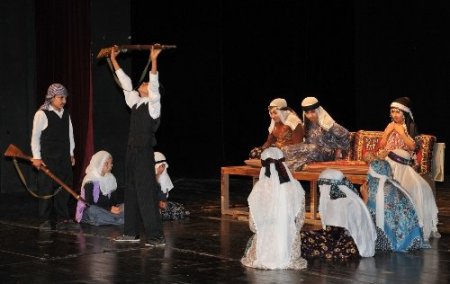 Sevgi Çocukları, 'Töre'yi tiyatroyla anlattı