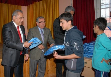 Sevgi çocuklarına eşofman takımı dağıtıldı