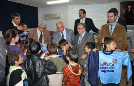 Sevgi çocuklarına eşofman takımı dağıtıldı