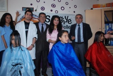 Sevgi çocuklarına okullarında saç bakım hizmeti