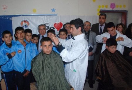 Sevgi çocuklarına okullarında saç bakım hizmeti