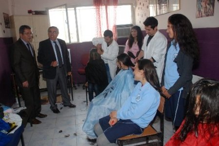 Sevgi çocuklarına okullarında saç bakım hizmeti