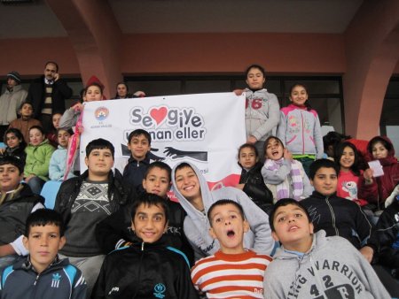 Sevgi elleri üç yılda 10 bin çocuğa uzandı