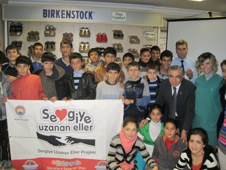 Sevgi elleri üç yılda 10 bin çocuğa uzandı