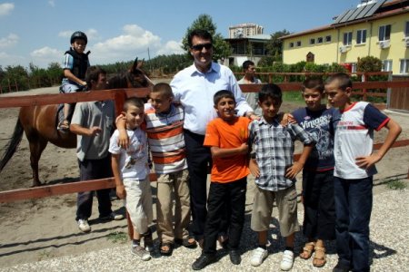 Sevgi Evleri’ndeki Engelli Çocuklar Hayvanlarla Moral Buluyor
