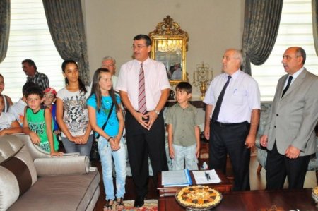 Sevgi Köprüsü Çocukları Manisa Valisi Güvenç'i Ziyaret Etti