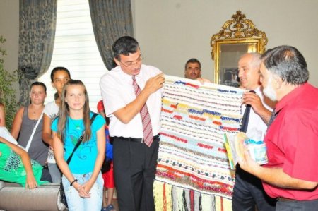 Sevgi Köprüsü Çocukları Manisa Valisi Güvenç'i Ziyaret Etti