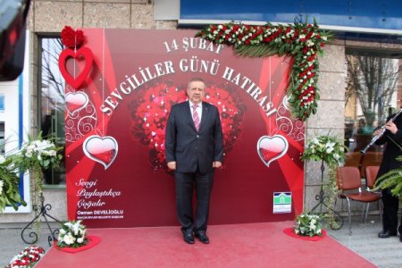 Sevgililer, fotoğraf çektirmek için sıraya girdi