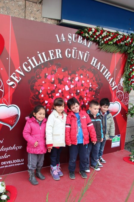 Sevgililer, fotoğraf çektirmek için sıraya girdi
