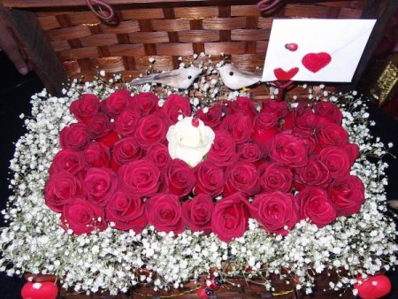 'Sevgililer Günü' yaklaşırken çiçekler vitrinlerde yer almaya başladı