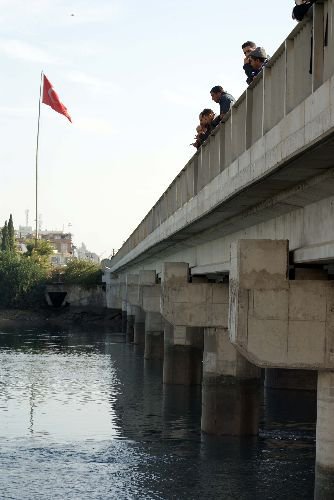 'sevgisizliğe Elveda' Mektubu Bırakıp Seyhan Nehri'ne Atladığı Sanılan Şahsa Ulaşılamadı