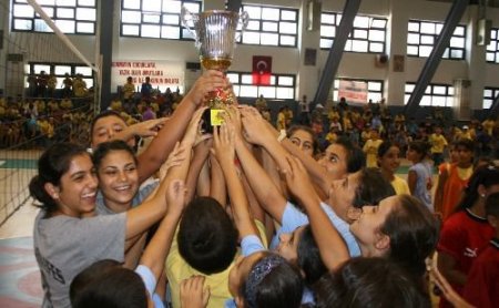 Sevgiye Uzanan Eller Projesi Voleybol Turnuvası Sona Erdi