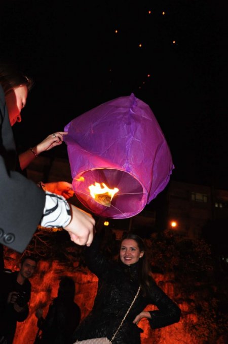 Sevglililer gününde fener yakıp gökyüzünü aydınlattılar