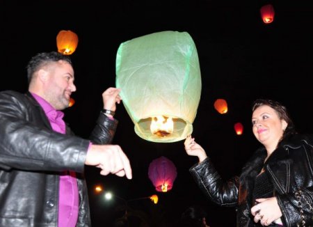 Sevglililer gününde fener yakıp gökyüzünü aydınlattılar
