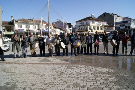 Seydikemerliler ilçe olmayı davul zurna ile kutladı