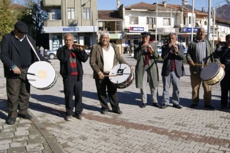 Seydikemerliler ilçe olmayı davul zurna ile kutladı