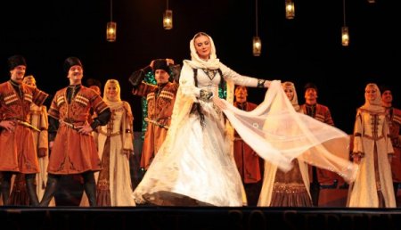 Şeyh Şamil'in torunları Kafkasya halk danslarını Side'de sergiledi