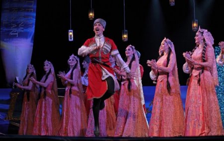 Şeyh Şamil'in torunları Kafkasya halk danslarını Side'de sergiledi