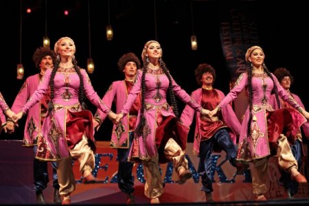 Şeyh Şamil'in torunları Kafkasya halk danslarını Side'de sergiledi