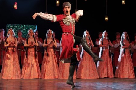 Şeyh Şamil'in torunları Kafkasya halk danslarını Side'de sergiledi