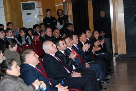 Seyhan Belediyesi Şehir Tiyatrosu 'plastik Hayatlar' İle Diyarbakır'da Sahne Aldı