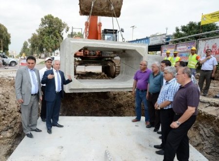 Seyhan'da su baskınlarını önleme çalışmaları sürüyor