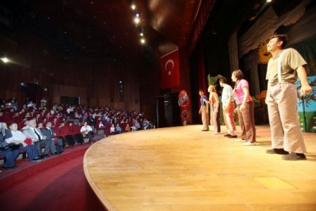 Seyhan’ın 'Çocuk Oyunları Festivali’ne binlerce minik izleyici katıldı