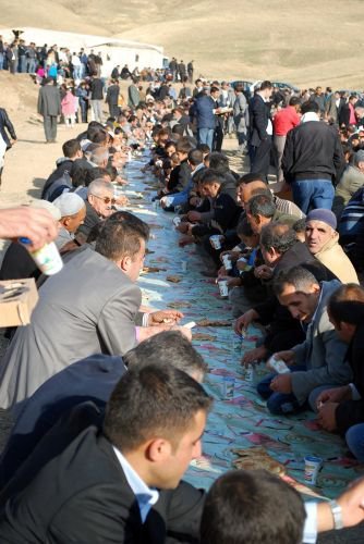 Şeyhin Düğününde En Uzun Sofrada Yemek Yiyen Müritler En Uzun Halayı Çekti